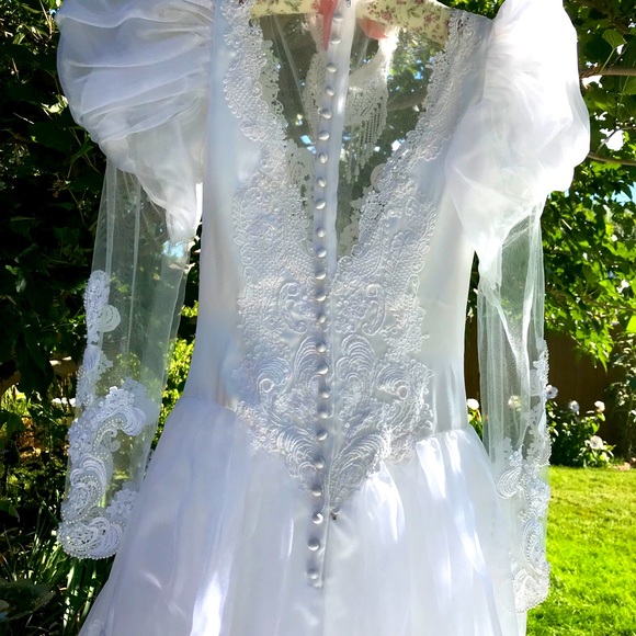 GOEGEOUS Professionally Preserved Vintage Wedding Gown - Picture 14 of 14